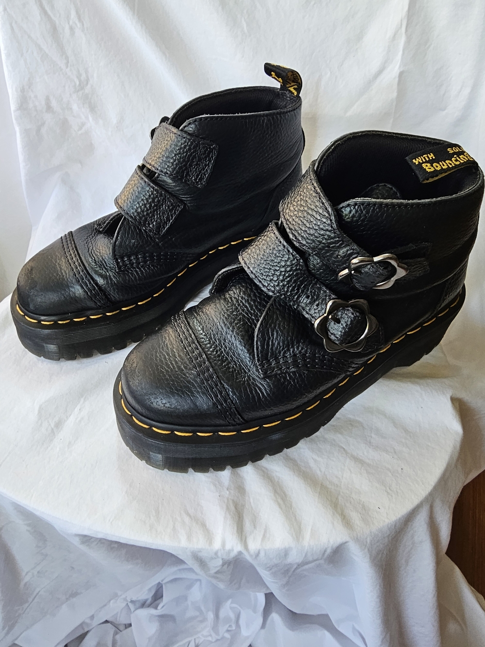 NWOT Dr. Martens Devon Flower Buckle Leather Platform Boots Black 8 USL - Picture 2 of 11